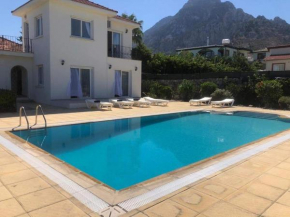 Beautiful spacious, private 4 bedroomed villa with amazing views and own poolp